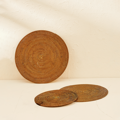 Honey brown round rattan placemats with holder texture detail