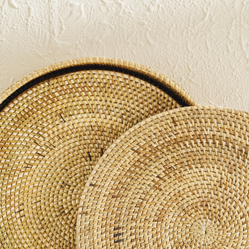 Natural round rattan placemats with holder close up