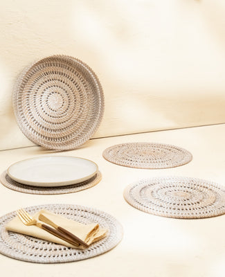 Sets de table tissés en rotin spiralé avec support - Blanc délavé